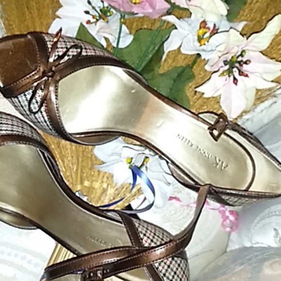 SHOES(HEELS) - Picture 3 of 3